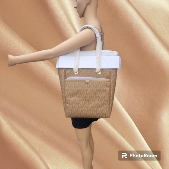 TODAY ONLY! NWT, Michael Kors Blaire Large Logo Tote Bag - Picture 5 of 7